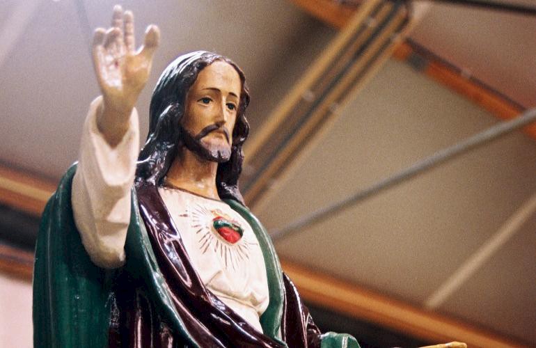 Beeldrestauratie, dit Jezusbeeld is ongeveer 100 oud.