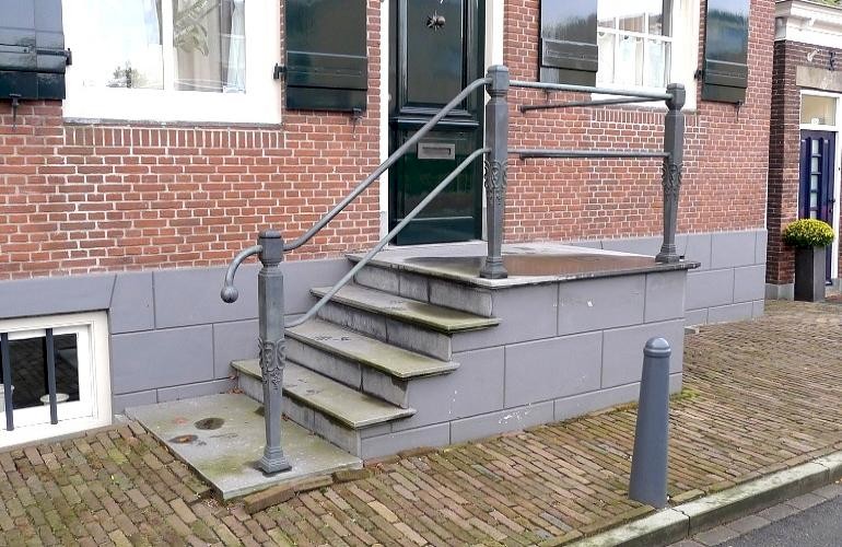 Brons balustrade, de nieuwe balustrade bij de ingang van de woning.