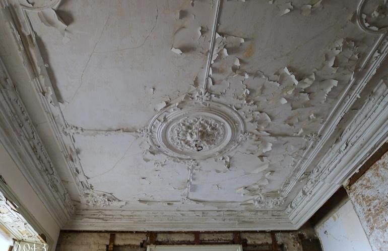 Oud plafond, voordat het voor restauratie werd verwijderd.