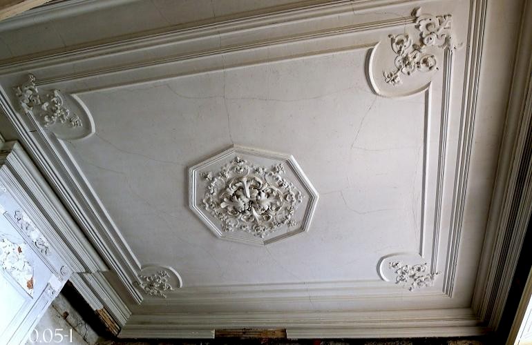 Oud stucplafond voor restauratie, het originele plafond was door ernstige scheuren onherstelbaar beschadigd en moest vervangen worden.