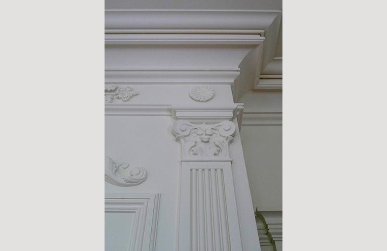 Nieuwe kapiteel en pilaster op schouw zijn 100% gereconstrueerd.