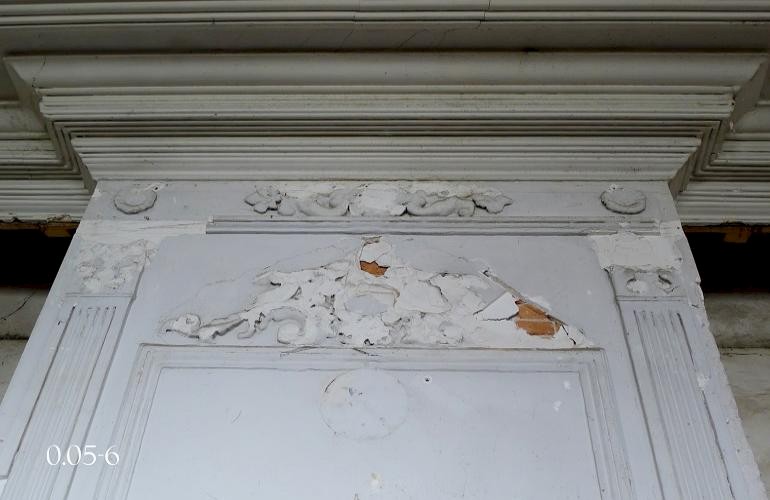 Oud stucwerk op schouw, het bovenste deel van de schouw met de kapotte ornamenten, voor de restauratie.