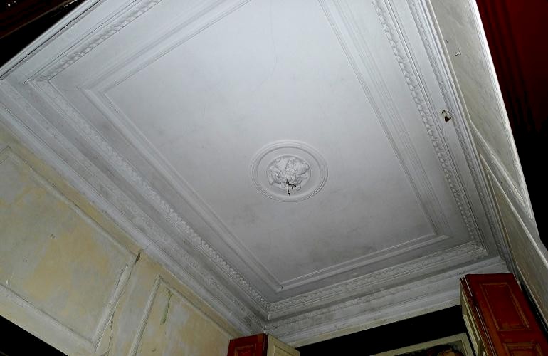 Oud stucplafond met rijk versierde kroonlijst, voordat het enkele jaren geleden verwijderd werd.