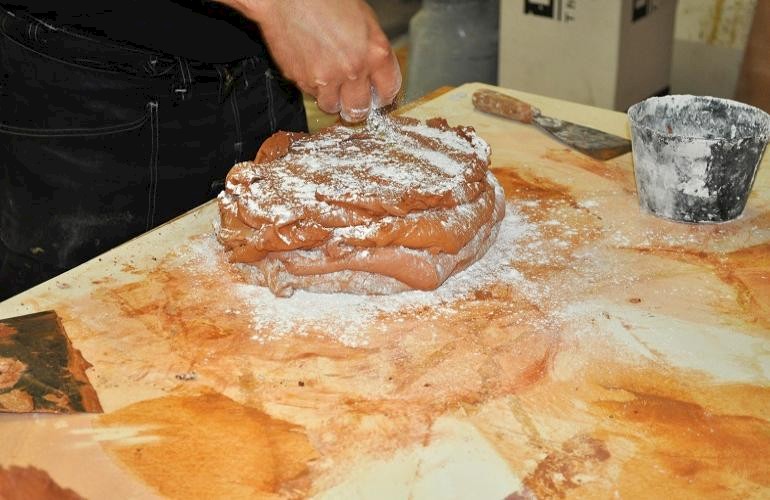 Stucmarmerdeeg, kleuren worden met elkaar vermengd.