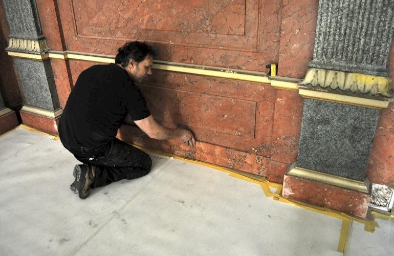 Nieuw Scagliolastuk monteren in de marmerzaal in huis Barnaart