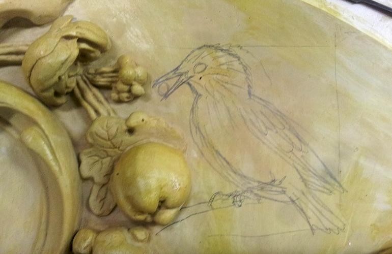 Reconstructie klei motieven, de vogel aan de rechterzijde is, naar eigen inzicht van Zoltan, zittend met een bes in de snavel afgebeeld.