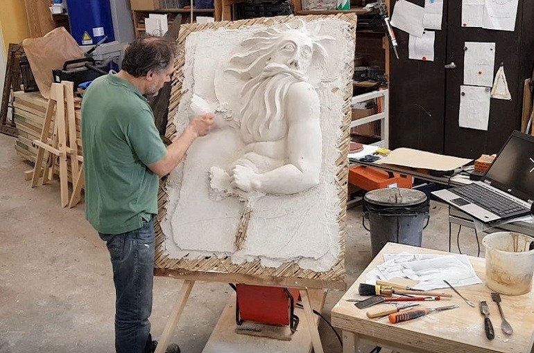 Restaurator en beeldhouwer Zoltan Varro in zijn atelier tijdens werk aan Neptunus.