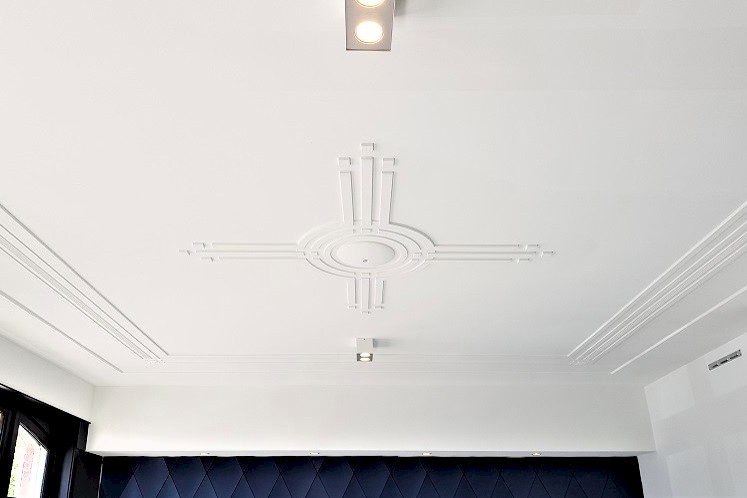 Nieuw Art-Deco gipsplafond met handgemaakte rozet.