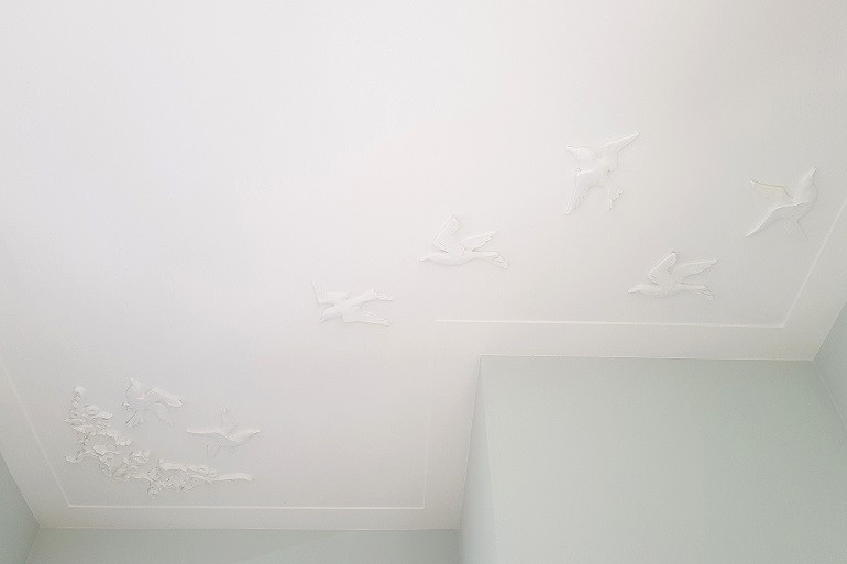 Plafond gips decoratie met vogels.