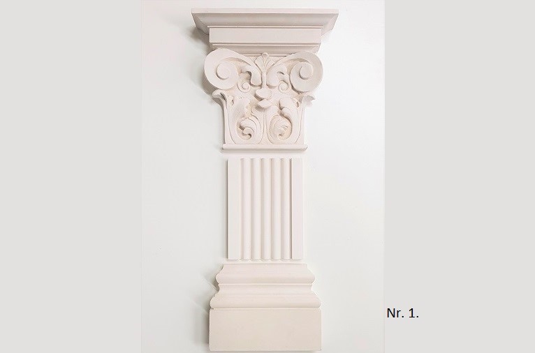 Schouw pilaster met kapiteel, een platte zuil en basement. Nr. 1.