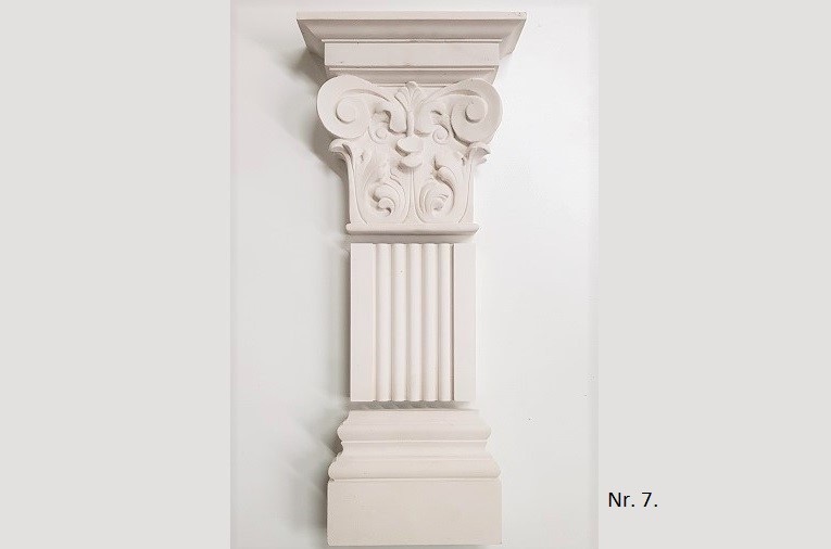 Schouwpilaster met vierkante zuil , kapiteel en basement. Nr. 7.