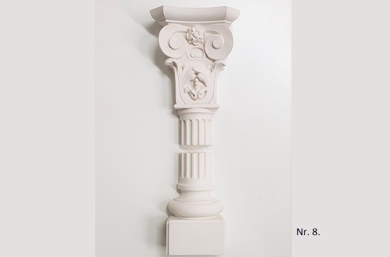 Pilaster voor schouwen met ronde zuil, basement en kapiteel. Nr. 8.