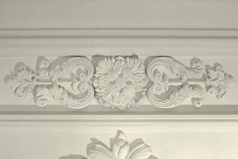 Schouwrozet met ornamenten voor Architraaf, 65-70 cm.