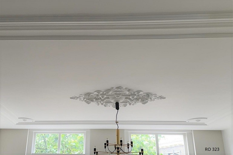 Restauratie plafond met rozet met leeuwen.