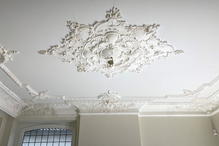 Renaissance stucplafond nieuw decoratie. Een nieuw ornamenten plafond.