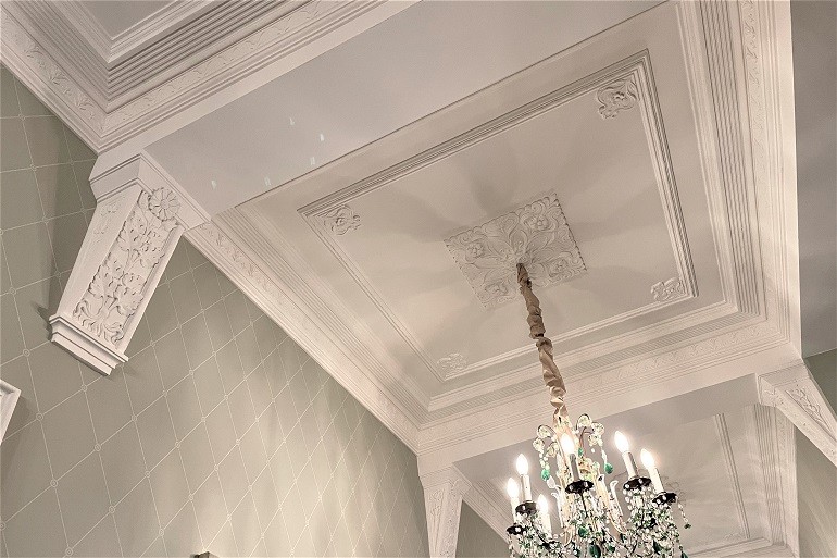 Art-Nouveau hal plafond en gipsdecoratie.