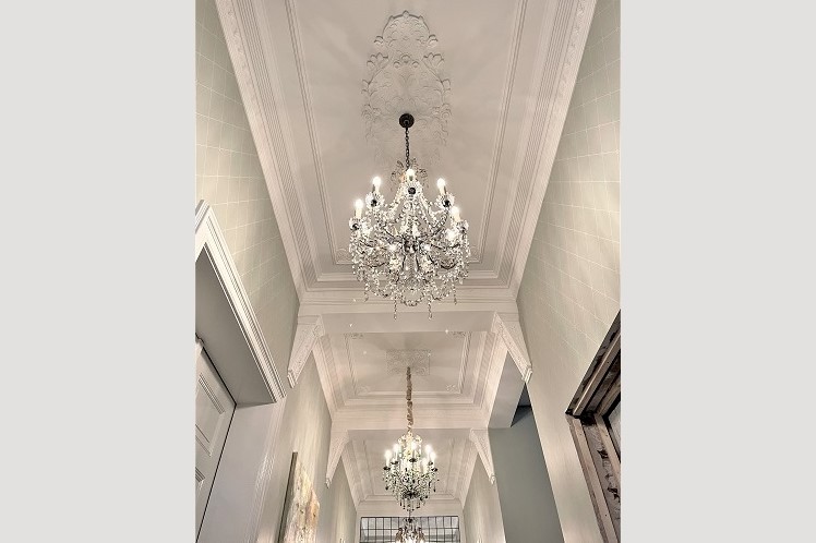 Art-Nouveau plafond met gips decoratie.