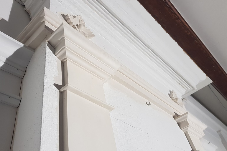 Schouw pilaster decoratie restauratie