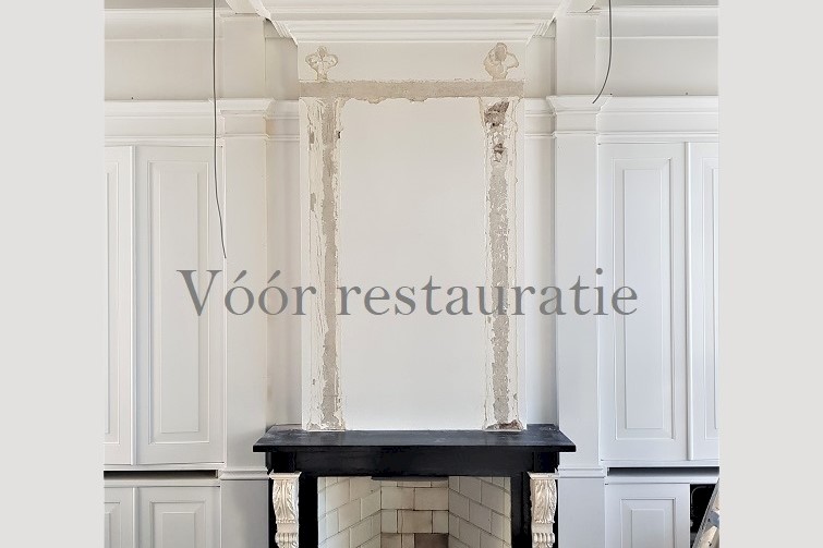 De schouw voor restauratie, zonder de oude pilasters en architraaf.