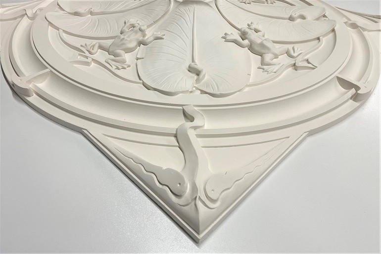 Detail van Art Nouveau rozet met kikkers, waterleliebladeren en hoekornament